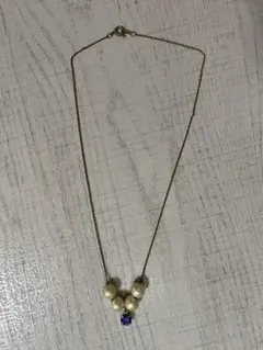 ホワイトパールと青いストーンのネックレス