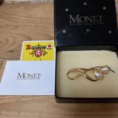 Monet リーフモチーフ ブローチ