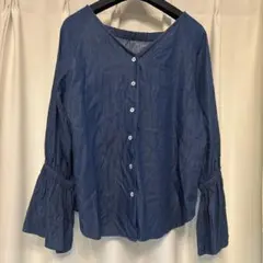 最終価格　MAYSON GREYデニムシャツ ブラウス フレア袖　ギャザーのサムネイル