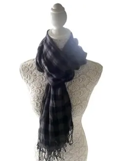 黒とグレーのチェック柄ストール