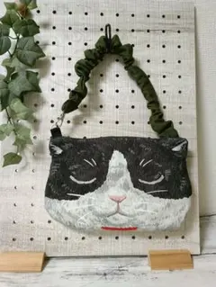 ハンドメイド　猫顔型スマホポーチ　ミニポーチ 　ハチワレちゃんかわいい寝顔
