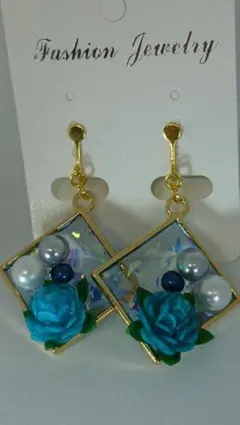 大人可愛い、青い花の レジン イヤリング  ピアス  ①
