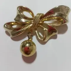 リボン型金色ブローチ 鈴のような装飾付き(未使用保管品)タイムセール中