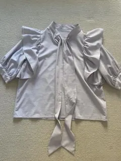 フリル付きリボンタイシャツ 薄いグレー