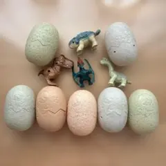 ハッピーセットJurassic World 恐竜フィギュア 卵型ケースセットのサムネイル