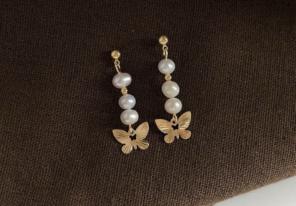 新品◾️バタフライピアス　ゆれるピアス　淡水パール　蝶々ピアス　シンプル