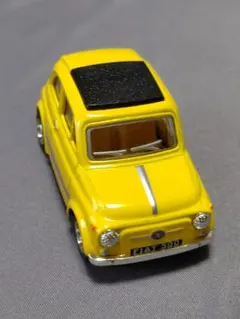 レア物　新品　FIAT 500 ミニカー イエロー&ミニストラップ付きのサムネイル