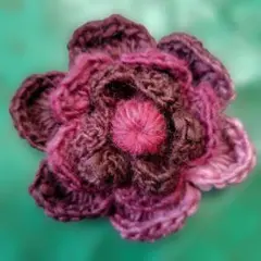 毛糸の花コサージュ ピンクブラウン