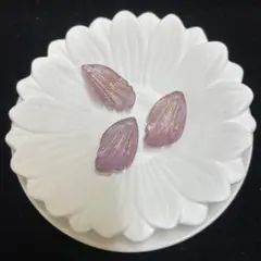 薄紫色の花びら　ビーズ 10個セット 金色ラメ付き