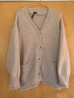 薄い紫のニットカーディガン