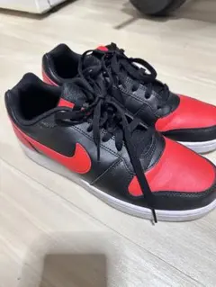 Nike ブラック/レッド スニーカー