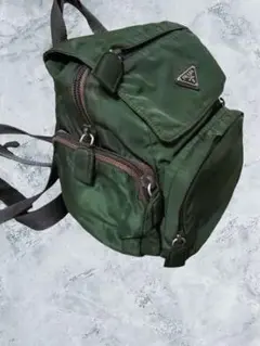 PRADA ダークグリーン バックパック　リュック 三角ロゴ　マグネット式