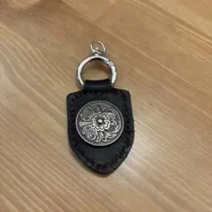 レザー製黒キーホルダー 銀色装飾