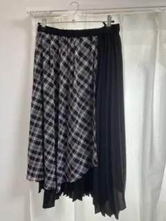 黒とチェック柄のプリーツスカート