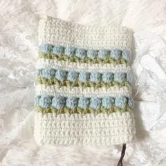 ハンドメイド୨୧かぎ針編み　チューリップのブックカバー　ホワイト×水色ブルー