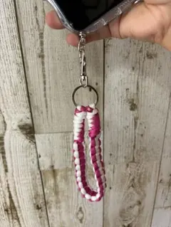 ハンドメイド スマホストラップ ピンクと白 編み込みデザイン