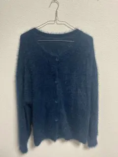 青いボタン付きカーディガン
