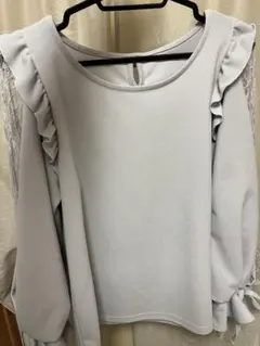 INGNI フリル付きライトグレー長袖トップス