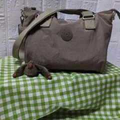 キプリングショルダーバック、光沢♥のある薄茶色＆グレーの混合色合いです(^^)