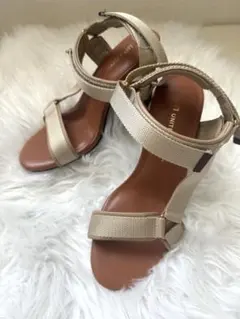 新品同様　素敵　UNITED NUDE サンダル ベージュ チャンキーヒールのサムネイル