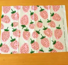 マンシッカ　mansikka いちご柄 綿生地 ハーフクロス　マリメッコ