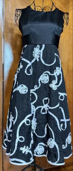 Catherine Cottage 黒白刺繍ドレス 150