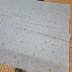 水色の花と家のデザインの綿生地