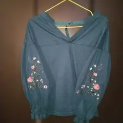 刺繍入りダークグリーンVネックシャツ