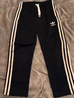 adidas originals 黒 ストライプ ロングパンツ 110㎝