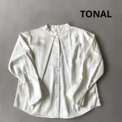TONAL サテンフロントタックブラウスのサムネイル