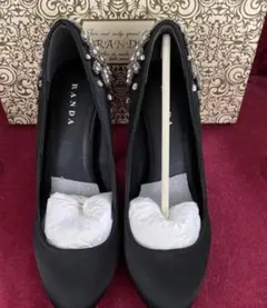 RANDA 黒 ビジューパンプス