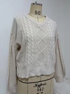 アイボリー ケーブル編み 長袖ニットセーター