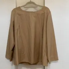 ベージュ ボートネック 長袖シャツ