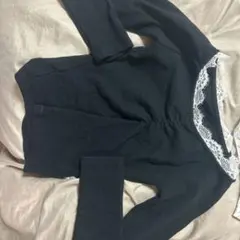 レース襟付き黒長袖トップス