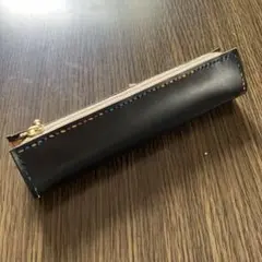 黒いレザーのジッパーペンケース