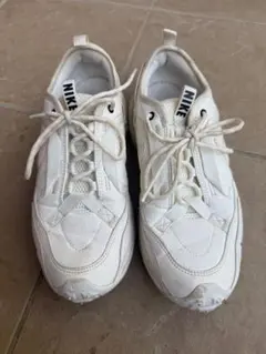 Nike 白 ホワイト スニーカー ランニングシューズ 25.5cm