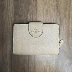 【即購入可】coach 二つ折り財布　ベージュ　ピンクベージュ　財布