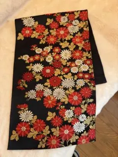 3047豪華な刺繍の帯から作った花柄テーブルランナー 黒　お正月、プレゼントに
