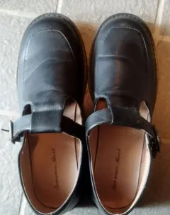 黒いレザー ローファー バックストラップ付き