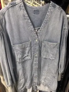 ライトブルーデニムシャツVネック