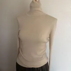 ベージュ リブ編み タートルネックセーター