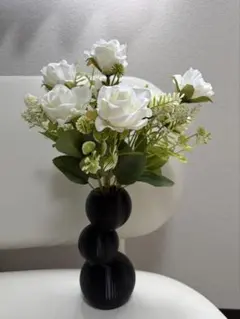 白い造花アレンジメント 黒い花瓶付き