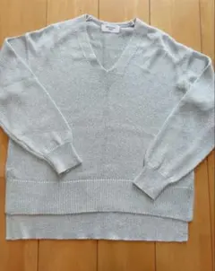 美品OPACUE CLIP ライトグレー Vネックニット