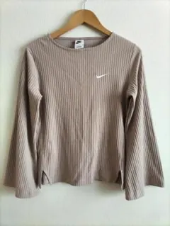 NIKEナイキ　カットソー　ロゴ刺繍　袖フレア　サイズS　ピンクベージュ