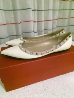 VALENTINO スタッズ付きフラットシューズ
