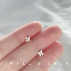 No137 フラワー 四つ葉 小さめ 通勤 ［ゴールド］ アレルギー対応 高品質