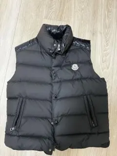 MONCLER ブラック ダウンベスト1
