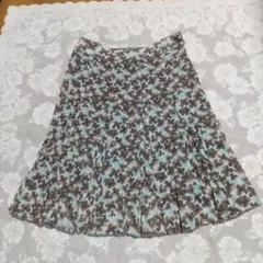 Oggi Club 青と茶色の花柄プリーツスカート