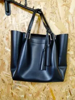 AZUL BY MOUSSY ハンドバッグ タッセル付き　ブラック