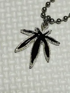 マリファナの葉　ブラック葉っぱ型ネックレス　3-5